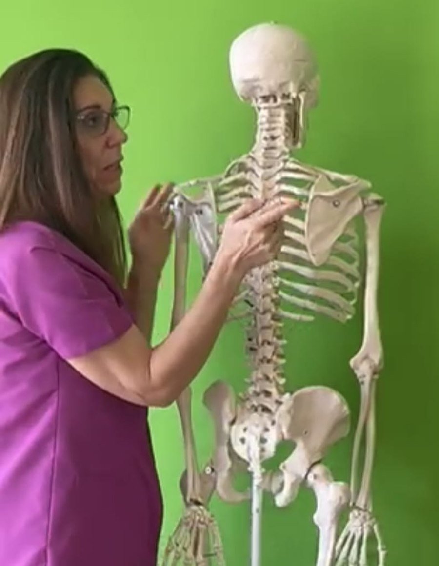Silvia Díaz explicando anatomía sobre un modelo de esqueleto